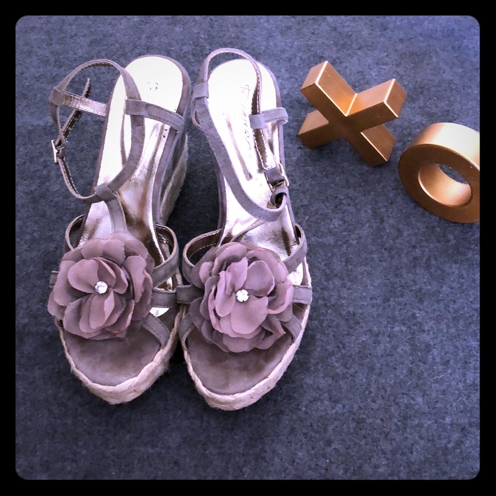 Riviera gray wedge sandals w flower & rhinestone